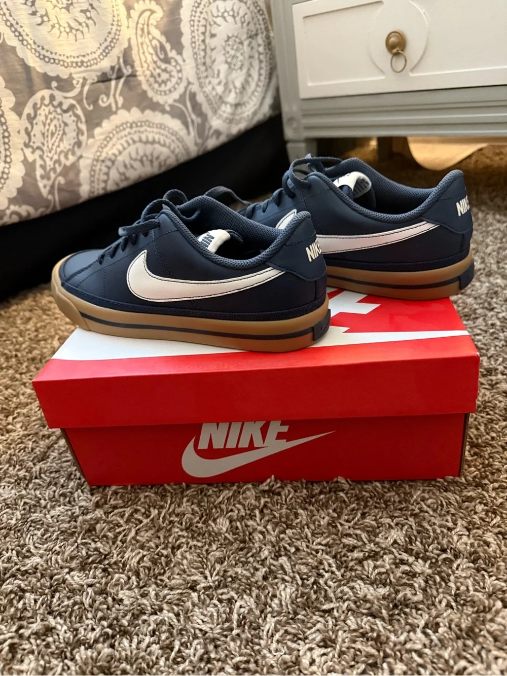 Nike Youth Classic Low-Top Sneakers in Navy with White Swoosh youth size 7